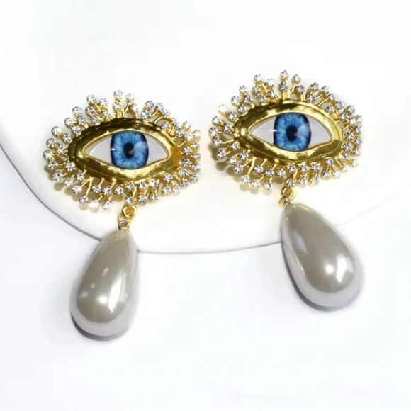 Baroque Guardian Tear Magic Eyes Crystal Pearl Earrings - Picture 5 of 6